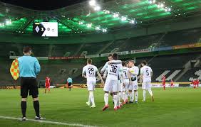 Gladbach players react ecstatically after going through in cl. Borussia M Gladbach Vence Primeiro Jogo Com Portoes Fechados Na Historia Da Bundesliga Futebol Alemao Ge