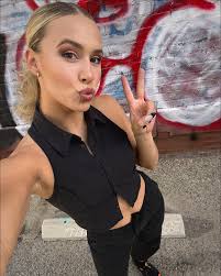 Paige Isaacson's Instagram, Twitter & Facebook