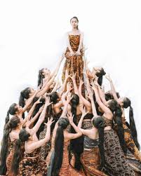 Terkait hal itu, pihak dinas pariwisata setempat juga . Intip Pesona Kecantikan Gadis Desa Pakai Sarung Batik Dzargon