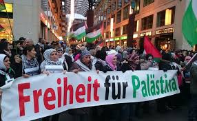 In berlin ziehen hunderte menschen mit palästinensischen fahnen durch die straßen. Klasse Gegen Klasse Berlin 400 Menschen Gehen Weiterhin Fur Die Freiheit Palastinas Auf Die Strasse