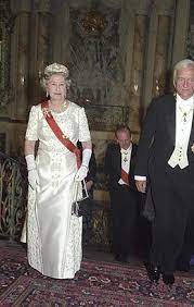 Ze willen grotendeels hun officiële koninklijke taken neerleggen, maar dat gesprek is volgens 'the. Elizabeth Ii Van Het Verenigd Koninkrijk Wikipedia