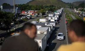 A greve dos caminhoneiros contra a alta do preço do diesel tem bloqueado o trânsito nas brs, desabastecido supermercados e postos de combustíveis além de causar desperdício de alimento que não pode ser. Caminhoneiros Se Mobilizam Para Greve Nesta Segunda Feira Rn Tambem Deve Aderir
