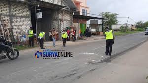 Provinsi jawa timur memiliki 38 kabupaten/kota yang terdiri dari 29 kabupaten dan 9 kota, dengan luas wilayah sebesar 47.803,49 km2. Pemotor Tewas Terlindas Dump Truk Di Tuban Keluarga Histeris Saat Saksikan Di Olah Tkp Surya