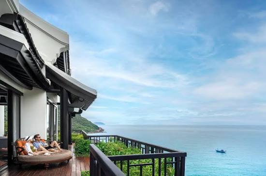 Hệ thống phòng nghỉ sang trọng với ban công riêng và tầm nhìn hướng biển ngoạn mục