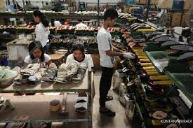 Apakah ada pekerja yang sama pada kedua pabrik tersebut? Industri Alas Kaki Tersengat Corona Utilitas Pabrik Sepatu Lokal Kian Menyusut
