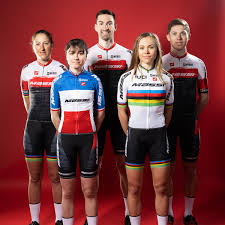 Elles ont été dépassées par trois suissesses qui finissent sur le podum ; The Massi Uci Team Visits Our Factory And Finds Out How We Manufacture Their Outfits Inverseteams