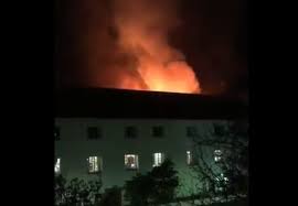 The fire is currently burning towards the hutchinson peak and is fuelled by a combination of dense, mixed vegetation and a strong breeze. Watch Fire Breaks Out At Stellenbosch University Women S Residence The Citizen