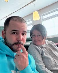 Aprovechando que estamos solos en casita con mi mamá y sacándola a pasar  tiempo de calidad entre familia 😌