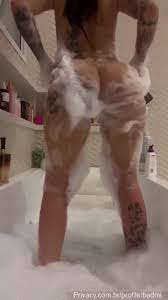 Mc Mirella, a musa do pornô nacional, se soltando e se divertindo na  banheira - VIDEOSDESEXO.COM