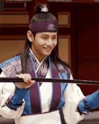 Taehyung gehört mit jimin und jungkook zu der maknae line (die jüngsten der gruppe). Hwarang Gifs Tenor