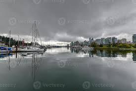 panorama- se av stadens centrum vancouver från Stanley parkera i vancouver,  Kanada. 16108459 Arkivfoto på Vecteezy