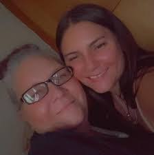 Lynnette Craft's Instagram, Twitter & Facebook