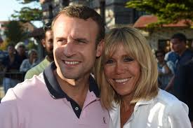 Emmanuel macron was slapped in the face by a man during a walkabout in southern france. Emanuel Macron Dieses Urlaubsbild Sorgt Fur Wirbel Brigitte De