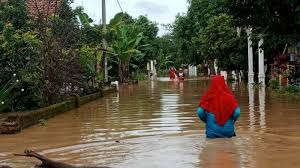 Banjir juga diartikan di mana air yang sangat banyak menggenangi daratan bahkan. Arti Mimpi Terseret Banjir Namun Selamat Menurut Primbon Jawa Pertanda Sinyal Ketulusan Seseorang Tribun Jatim
