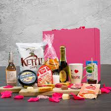 Met een handgeschreven kaartje, een lieve tekening, een cadeaupakketje met heerlijke verwenspulletjes. Moederdag Box Het Cadeau Van 2021 Beijk Catering