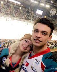 I am so in love with @dovecameron that the man in my life feels threatened and that i would end things with him almost instantly if chloe and i ever got together and. Date Night Done Right De Dove Cameron Y Las Fotos Mas Lindas De Thomas Doherty Dove Cameron Thomas Doherty Susse Bilder