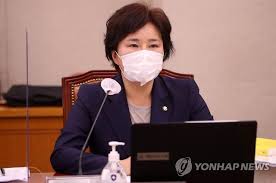 조수진 국민의힘 의원은 27일 전날 김오수 검찰총장 인사청문회에서 김용민 더불어민주당 의원이 자신에 대해 '눈 크게 떠도 똑똑해 보이지 않는다'고 말한 데 대해 이건 막말 아니냐고 울분을 토했다. èˆ‡ ë§‰ë§ ì¡°ìˆ˜ì§„ ìž¬ì‚°ëˆ„ë½ì—ë„ ë²Œê¸ˆí˜• ê°œíƒ„ìŠ¤ëŸ¬ìš´ í˜„ì‹¤ ì•„ì£¼ê²½ì œ