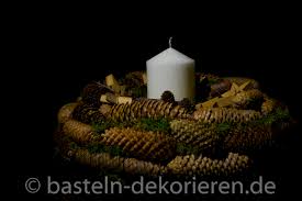Deko mit tannenzapfen für adventszeit. Basteln In Der Adventszeit Kranz Aus Tannenzapfen Basteln Und Dekorieren