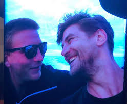 Lillebror kom aldri hjem 💙 20. desember 2019 får David Dønvik en telefon  som endrer livet hans. En kompis ringer og sier at båten til broren er  funnet i vannet. David kaster