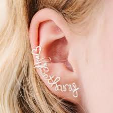 １００均で扱っているワイヤーを使ってアクセサリーが作れます 自分の自由に曲げて作ることができるオリジナルアクセサリーになります そのワイヤーアクセサリーの作り方とアイデアをまとめてみました イヤーカフ ブレスレット 作り方 ワイヤーアクセサリー