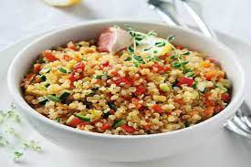 Chiudi con il coperchio e metti la pentola sulla fiamma a fuoco medio, dal sibilo riduci la potenza della fiamma e fai cuocere per 8 minuti. Come Cucinare L Insalata Di Quinoa Con Verdure La Ricetta Facile