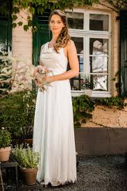 Viele angehende bräute schauen sich direkt nach der verlobung nach ihrem brautkleid um, denn schließlich träumen sie schon seit dem mädchenalter von dem einen, perfekten kleid. Romantisches Hochzeitskleid Im Vintage Stil Selma Besticht Durch Eine Filigrane Tullspitze Und Das Schlichte Wasserfal Brautkleid Braut Leichte Brautkleider