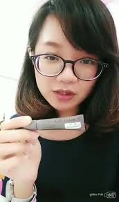 眼睛会出油？眼线上了会晕染？？眼影色🎨🎨上了却不贴色，颜色不够突出？？？来来，和大家分享一个好康👍, 🌷眼底打底霜，也称眼影底饰乳，eye  primer🌷, ➡含有维生素A., ⏩使眼妆更加突出，也达到控油果效。