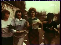 Voilà, c'est fini on a tant ressassé les mêmes théories on a tellement tiré chacun de notre côté que voilà c'est fini trouve un autre rocher petite huître perlée ne laisse pas trop couler de temps sous ton p'tit nez car c'est fini.c'est fini. Sheila L Ecole Est Finie Youtube