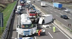 Due persone sono morte in un incidente sull'autostrada a1, tra piacenza e fiorenzuola, in cui sono stati coinvolti un'auto, un camion e un'autocisterna che trasportava gpl. Incidente Sull Autostrada A1 Milano Napoli Camion Si Ribalta Code Fino A Sei Chilometri Il Mattino It