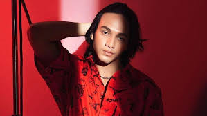 Jefri nichol belakangan ini tampil dengan gaya rambut mullet yakni potongan depan yang pendek dan bagian belakang panjang. Jefri Nichol Kembali Tampil Feminin Pakai Rok Netizen The Next Harry Styles
