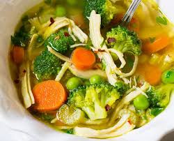 Cette Recette De Soupe Sante De Poulet Aux Legumes Est Delicieuse Recipe Soup Recipes Healthy Vegetables Detox Soup