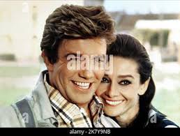 ZWEI für die Straße UK 1967 Stanley Donen AUDREY HEPBURN als Joanna  Wallace, trägt Jeans, ALBERT FINNEY als Mark Wallace Regie: Stanley Donen  Stockfotografie