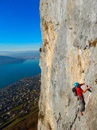 Escalade Au Soleil Au Mois De Decembre A Annecy La Grande Voie Harmonie La Classique En 5c 6a Sur La Falaise Des Grandes Su Rock Climbing Annecy Bouldering