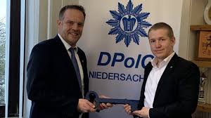 Symbolische Schlüsselübergabe und Pressegespräch der DPolG Niedersachsen