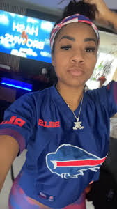Became Bills Fan Queen of Melrose Gets A Job at The Palm