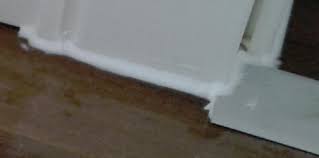 Er hängt sein plakat auf __ wand. Position Tur Ubergangsleiste