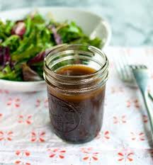 La Recette Tres Simple De Vinaigrette Balsamique Recipe Homemade Salads Eat Salad Homemade Salad Dressing