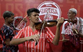 Destaque no desfile do Salgueiro, violinista nunca tinha pisado na Sapucaí; conheça Mateus Soares