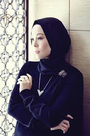 Surrounded by loved ones, sarah ilham shah was a bundle of joy in datin vivy yusof's warm embrace last sunday. A Tale Of Two Vs