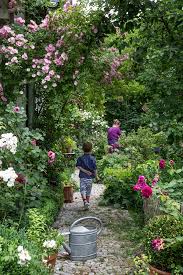 Du kan koppla av i trädgården. Sarah S Cottagegarten Villa Konig