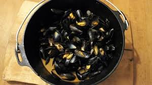 Ich hab schon einiges ausprobiert und habe auch ein loch rein bekommen, aber das ist etwas groß. Miesmuscheln In Metaxasauce Aus Dem Dutch Oven Livingbbq De Rezept Miesmuscheln Muscheln Rezept Miesmuscheln Zubereiten