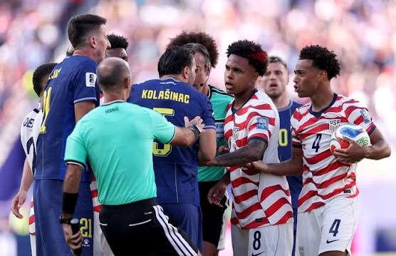 تدخل خطير من لاعبي امريكا على لاعب منتخب البوسنة واشتباك بين اللاعبين