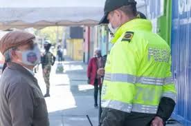 Cabe recordar que el 'pico y cédula' aplica para el ingreso a cualquier establecimiento para comprar bienes o servicios, además de los trámites bancarios, financieros, notariales, etc. Pico Y Cedula Bogota Hoy 17 De Enero Con Toque De Queda Y Cuarentena