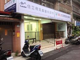 台北市 / 徐葳倫 彭冠霖 報導 台北市一名耳鼻喉科醫師確診，7天之內看診人數約200人，卻還有100多人還沒快篩，擔心疫情擴大，市府也公布其中一名確診者的足跡，呼籲民眾只要有症狀就要去快篩，另外環南市場有攤商爆料，有人打完疫苗後才被通知確診，讓當時一起排隊等待的民眾，感到相當. ä½³ç«‹å¾—è€³é¼»å–‰ç§'è¨ºæ‰€ Home Facebook