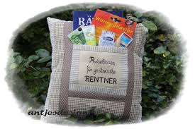 Der originelle geschenke zur rente produktvergleich hat erkannt, dass das verhältnis von preis und leistung des getesteten vergleichssiegers das team übermäßig herausstechen konnte. Lustiges Rentner Starter Kissen Set Landhaus Von Antjes Design Auf Dawanda Com Geschenk Rente Geschenk Ruhestand Rentner Geschenk