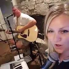 The Sharon Sharp Band alikuwa hewani.