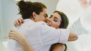 O youtuber confirmou o nascimento prematuro do bebê em suas redes sociais neste domingo (30). Dtmgg Wk Qu0um