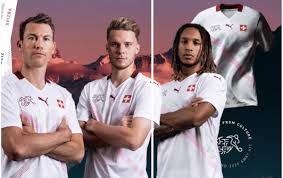 Suiza cumplió y se llevó la victoria ante turquía en el estadio de bakú, pero todavía debe esperar para saber si pasa a los octavos de final de la eurocopa 2020 como uno de los mejores terceros. Camiseta De Visitante De Suiza Para La Eurocopa 2020