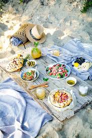 Mediterranean Beach Picnic About That Food Strandessen Strand Picknick Picknick Ideen