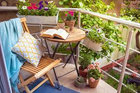 Nicht ganz unwichtig auf einem balkon. Balkon Idee Kleiner Balkon Mit Sitzgruppe Blumen